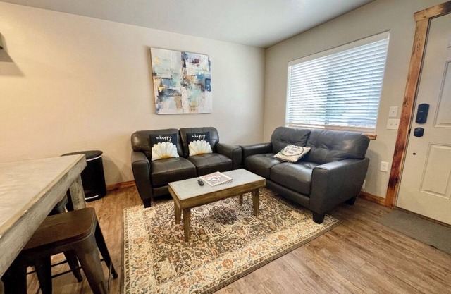 #6 Dog Friendly, Walking distance to Hiking Trails