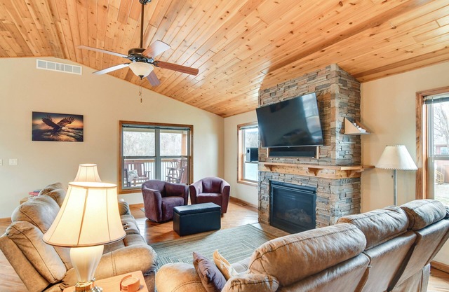 6 Mi to Dtwn Pella: Riverfront Cabin w/Game Room!