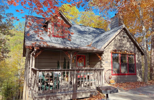 6 miles from Dollywood🎢 HotTub cozy/wooded setting couples/family friendly!