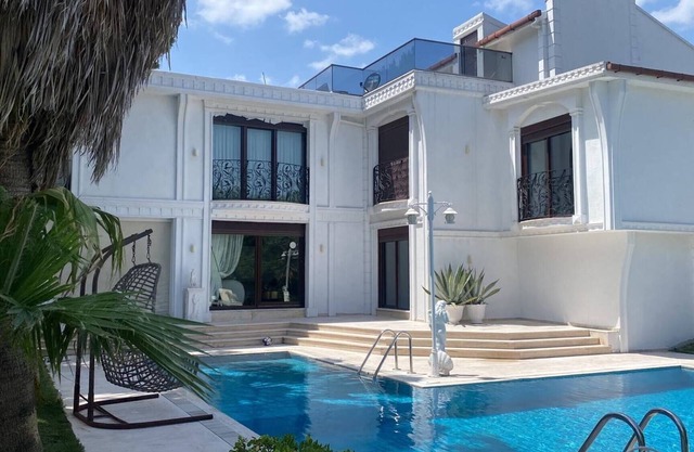 6-room Villa with Private Pool and Garden