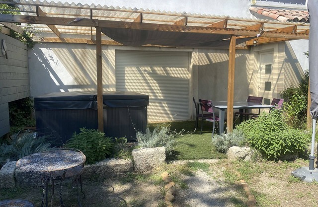 60 m2 semi-detached house, air-conditioned, in a quiet location 4 km from Uzes;