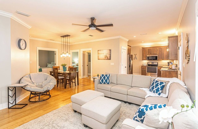 6024 Earl's Oasis is waiting for you!