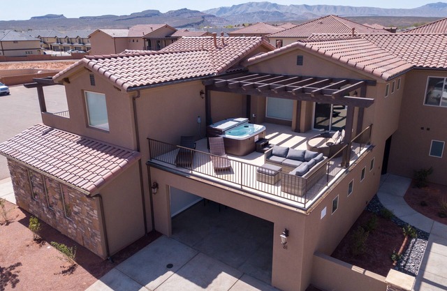 61 Heated pool, private hot tub deck 4 master suites 6 bathsleeps 15+