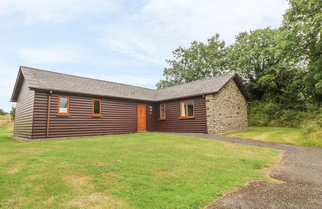 64 WATERSIDE, family friendly, country holiday cottage in Lanivet
