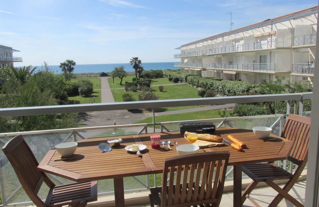 65m² apartment in frontignan direct beach access on the beach