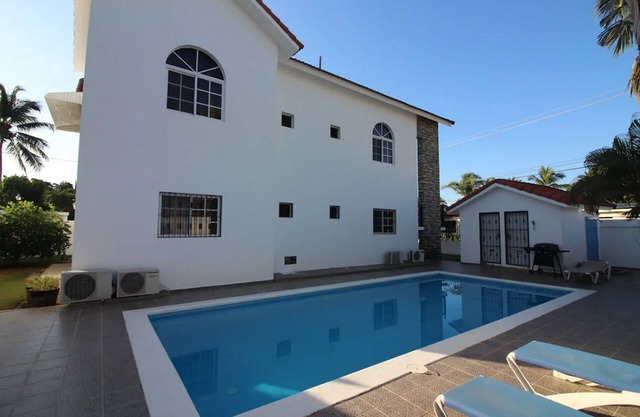 6BD villa, centrally located, guest-friendly, fully equipped, pool/TV/fast WiFi