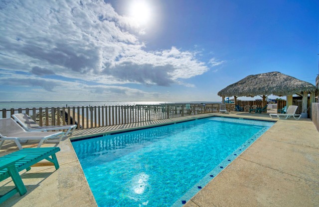 6BDR, Balcony w/Bay View, Shared Pool + Boat Dock | Keeper Red by AvantStay