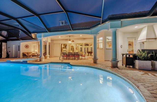 6BR - 5BA - Heated pool and hot tub - pool table - Stars Vacation Rentals