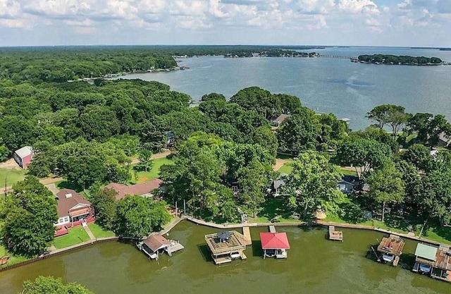 6BR/5Bath Single Story Lake Front Home at Cedar Creek w/boat rental option