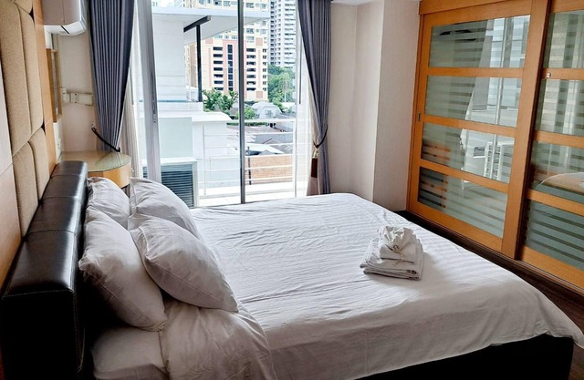 6D - 3 Bedroom Downtown Apartment with shared Pool