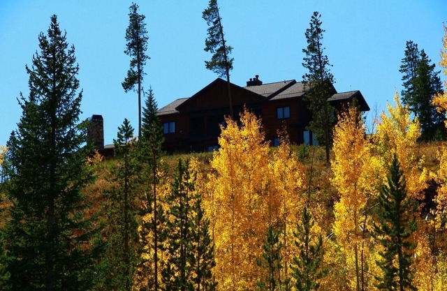 7 Acre Mountain Retreat: 7 bdrms 7.5 ba gourmet kitchen; ski raft hike fish bike