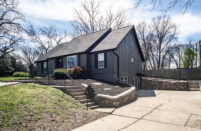 7 Bedroom 5 Bath 4500+ Square foot w/Pool Table