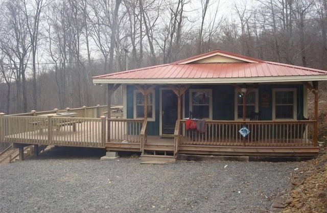 7 Bedroom Mountain Side Lodge, Above the Juniata River