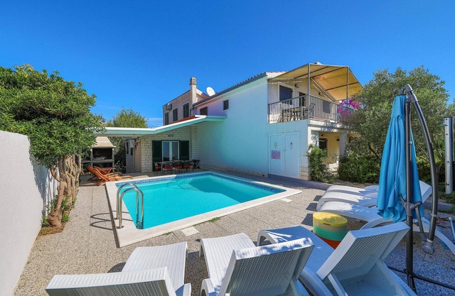 7 bedroom nice home in Okrug Donji