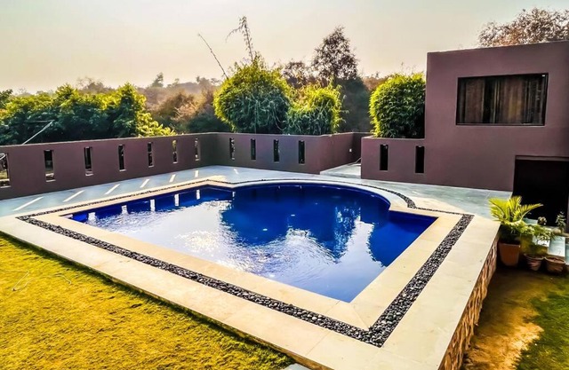 7 BHK Farmhouse in Gurgaon with Swimming Pool