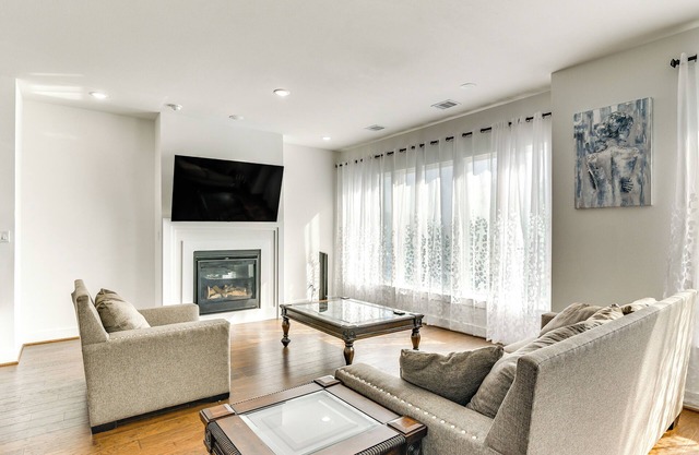 7 Mi to The Galleria: Modern Home w/Fenced Yard
