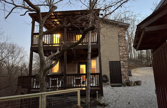 7 Min. to Downtown Bolivar- River Frontage-Remote & Relaxing, Kayaks & Hot Tub