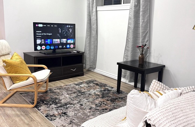 7 minutes to Spruce Meadows! Cozy Studio Basement in Calgary w/private entrance