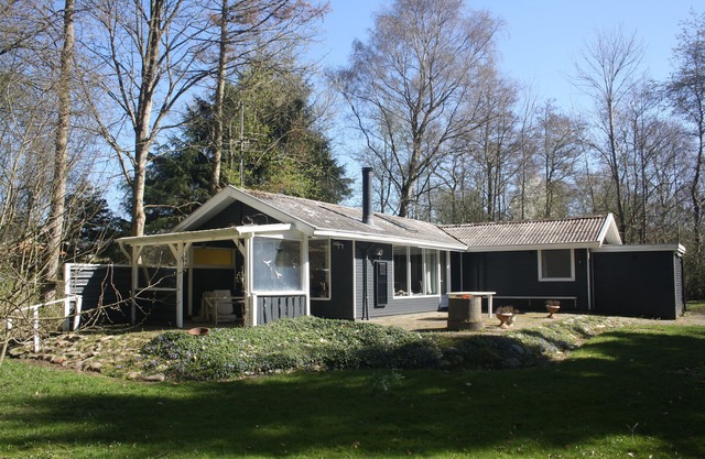 72 m2 lovely summer cottage situated on 2,850 m2 nature ground. Near the beach.