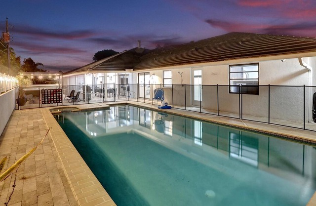 7BR w/ Heated Pool Jacuzzi, Gameroom, Theatre Dog Friendly