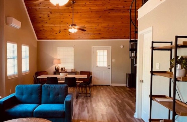 8 Acre Private River Front Sleeps 17-Nomad Ranch