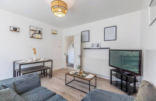 8 Bed Contractor/Family Stays Free Private Parking