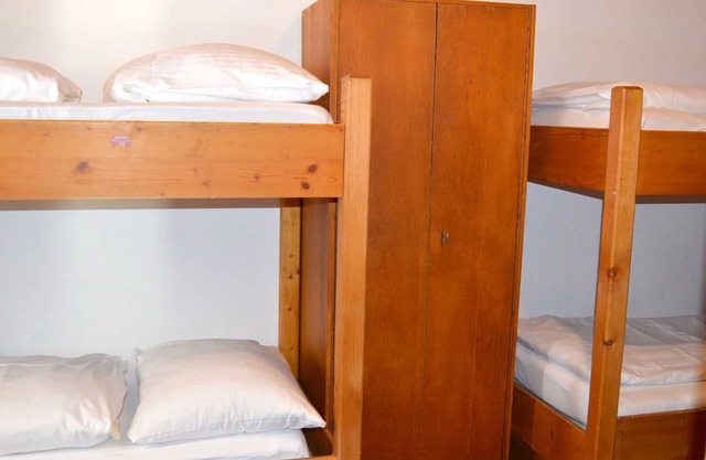 8-bedded room with shared bathroom - Pitztaler Schihütte