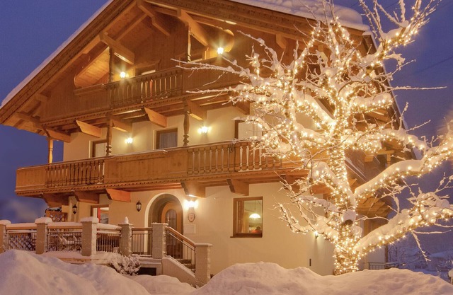 8 bedroom chalet with private SPA, directly at the ski lift in the center