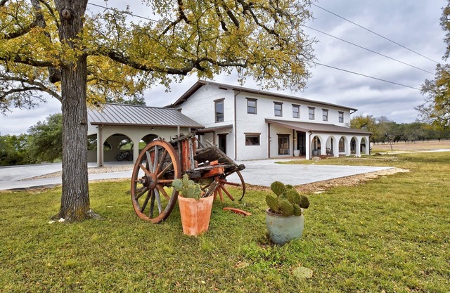 8 BR Private Ranch, River access, Pool, Pickle ball, Game Room, Hot Tub