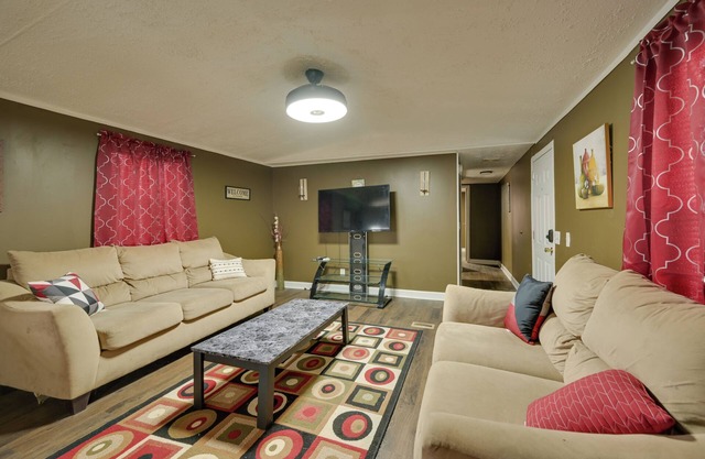 8 Mi to Dtwn Greenville: Bethel Home w/Yard
