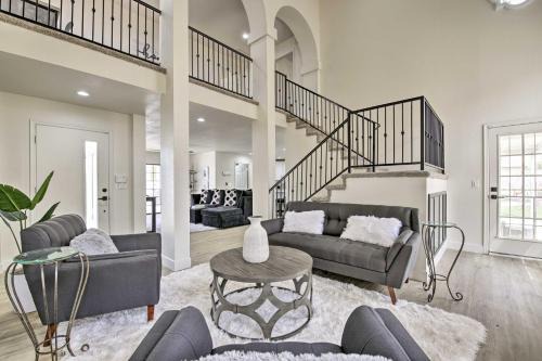 8 mi to Westgate Family-Friendly Glendale Home!