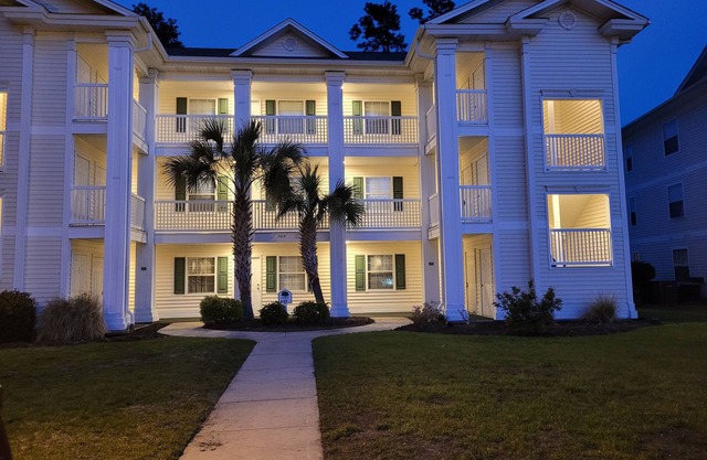 8 minutes from the oceanfront in a golfing community