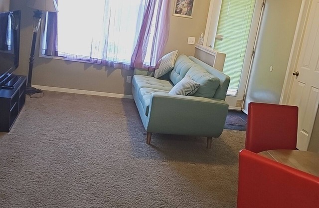 8 minutes to Airport Spacious suite close to Amenities. 20 mins to Downtown