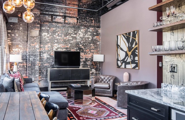 80 LEX 201 : Exquisite Lodging 1 BD King/1 BA 639 SQ FT + free parking