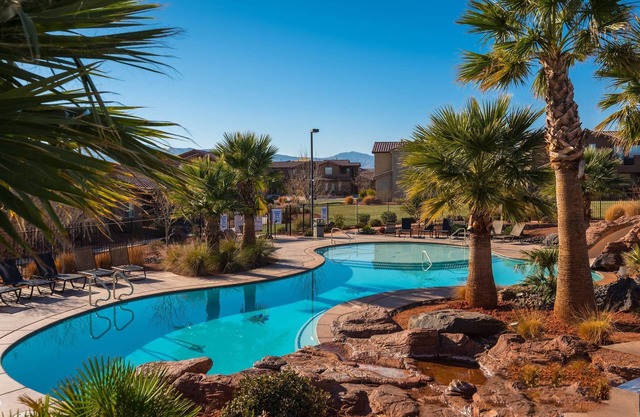 83 PV☀️🌴Now booking summer and fall, Sleeps 12, 3 bd/3.5 ba w/Private Hot Tub