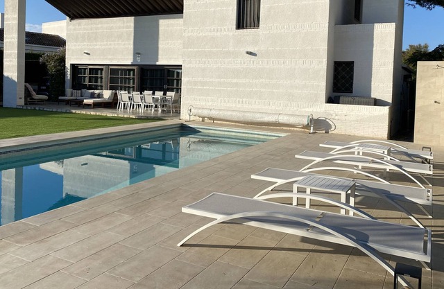 8p-spacious villa with heated pool (9m x 5m) on enclosed property
