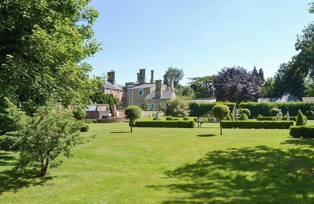 9 bedroom accommodation in Stow Bardolph, near King’s Lynn