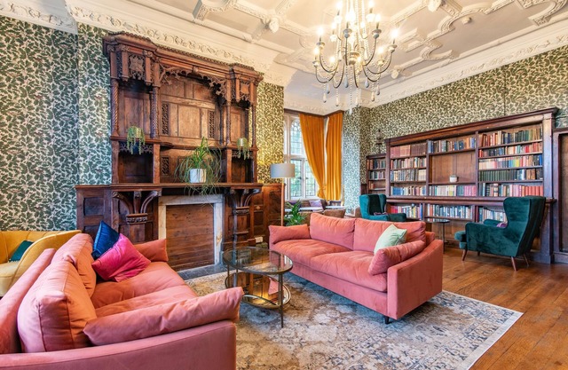 9 Bedrooms Grand Manor House Near Bath: Sleeps 26