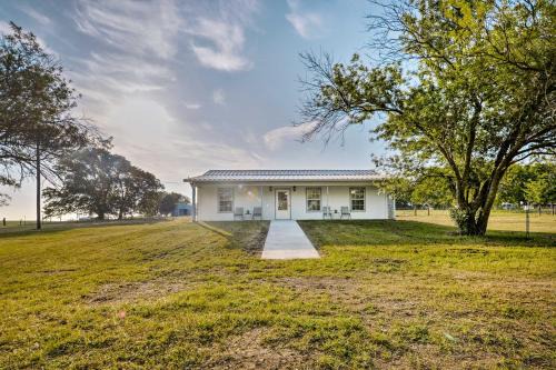 9 Mi to Belton Lake Home with Fire Pit and Patio