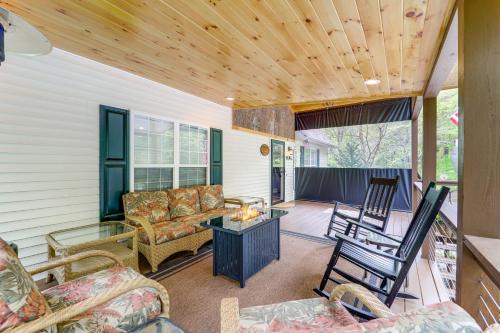 9 Mi to Sugar Mountain Newland Cabin with Fire Pit!