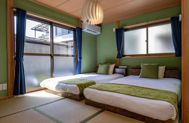 9 people capacity/7 beds/3 bedrooms/hi-speed Wi-Fi