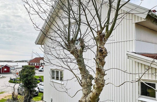 9 person holiday home in HÄLLEVIKSSTRAND