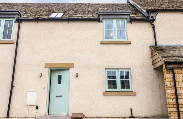 9 WINDRUSH HEIGHTS, pet friendly, with a garden in Burford