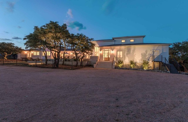 9000 Sqft Estate/Pickleball/Basketball/Pool/HotTub/9 Bdrm/8 Bath/23Beds/Sleeps35
