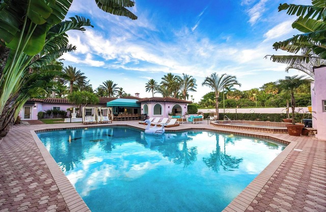 9000ft Mega Retreat, Jacuzzi Basketball & tennis court +Lake 11 BR 7.5 Bathroomn