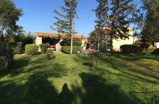 90m2 house, two bedrooms in the countryside 10 minutes from downtown Avignon.