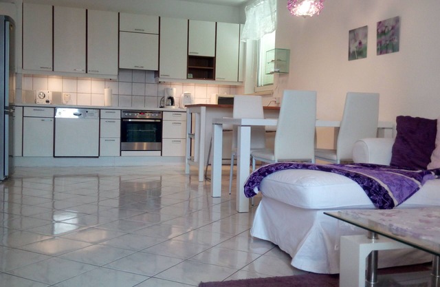 90m2, TOP LOCATION, CLOSE TO VIENNA, QUIET, CLEAN, SECURE, CHEAP, SCS, WiFi