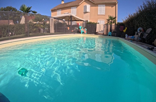 A 15min de Versailles et 30min de Paris, Villa Avec Jardin et Piscine Chauffée