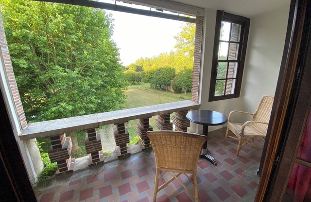 A 1h30 de Paris, une Château Confortable et Lumineux et son Parc de 3 Hectares