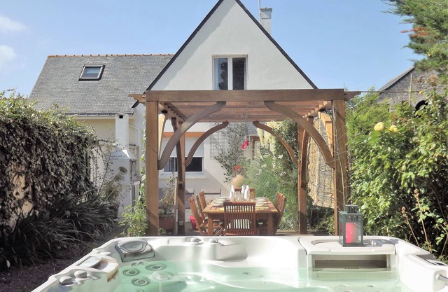 A 250 m from the sea, renting a villa for 12 people. Spa .